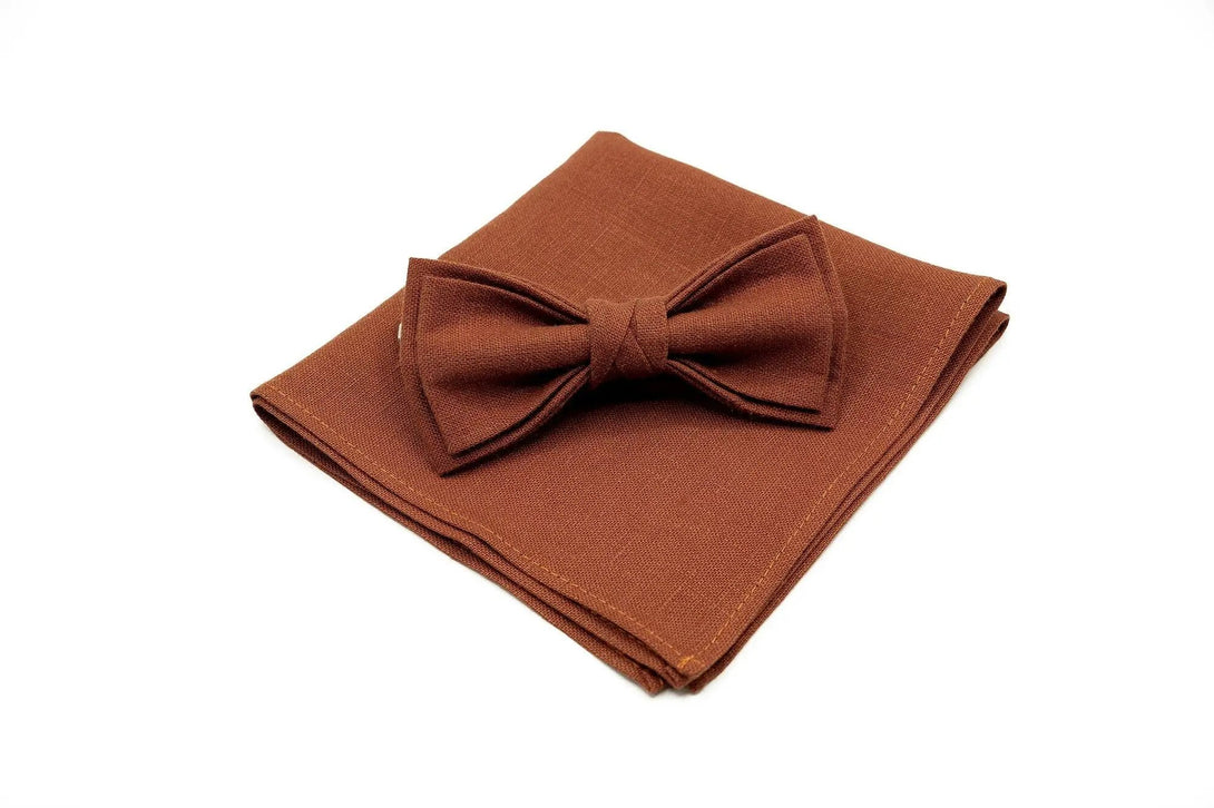 Rust linen bow tie and pocket square for weddings – A beautifully crafted rust-colored linen bow tie paired with a matching pocket square, ideal for groomsmen or groom's wedding attire.