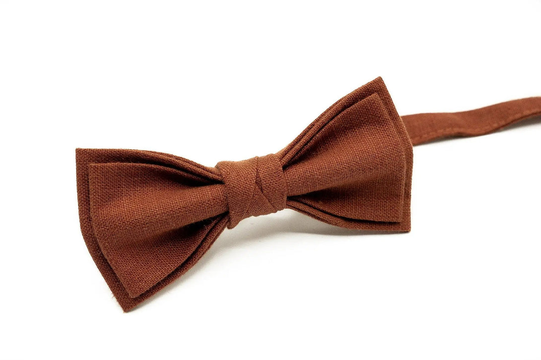 Close-up of rust linen bow tie for men – A detailed view of a rust-colored linen bow tie, perfect for wedding accessories, formal events, and special occasions.