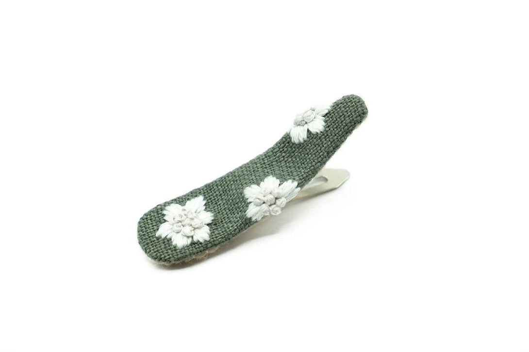 Handmade Pine Green Hair Clip with Floral Embroidery – This stylish and elegant pine green hair clip showcases intricate white flower embroidery, making it a stunning accessory for brides, bridesmaids, or special events.