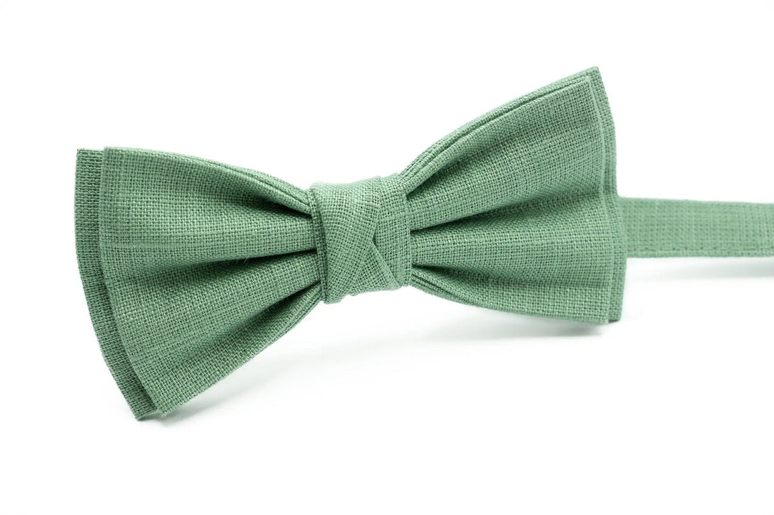 Sage Green Bow Tie in Linen Fabric – A close-up of a handcrafted sage green linen bow tie, ideal for wedding groomsmen or formal events.