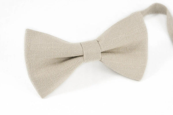 Elegant beige pre-tied bow tie for rustic or summer weddings, made of textured fabric with a smooth finish, perfect for groomsmen and formal occasions